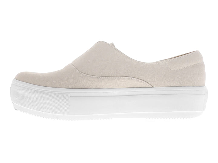 Zapato plano estilo slip-on color beige con suela de plataforma blanca ancha.