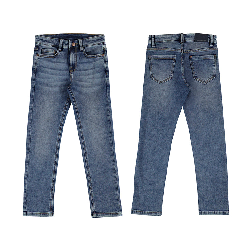 Vista frontal y posterior de un pantalón tejano regular fit en color azul medio para niño.