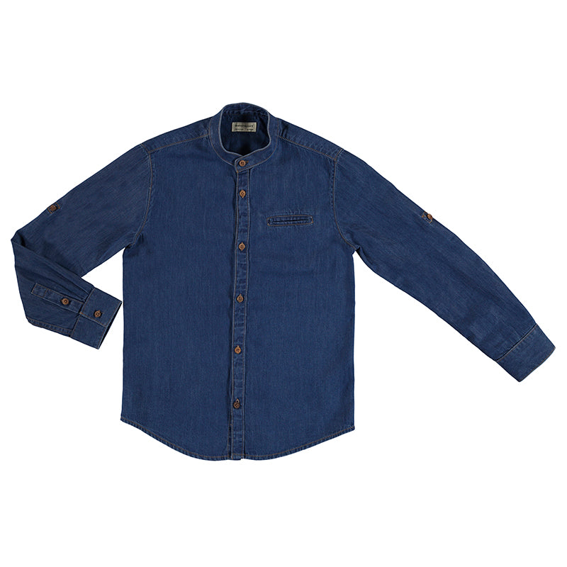 Camisa de mezclilla azul oscuro para niño con cuello mao y botones frontales en tono marrón.
