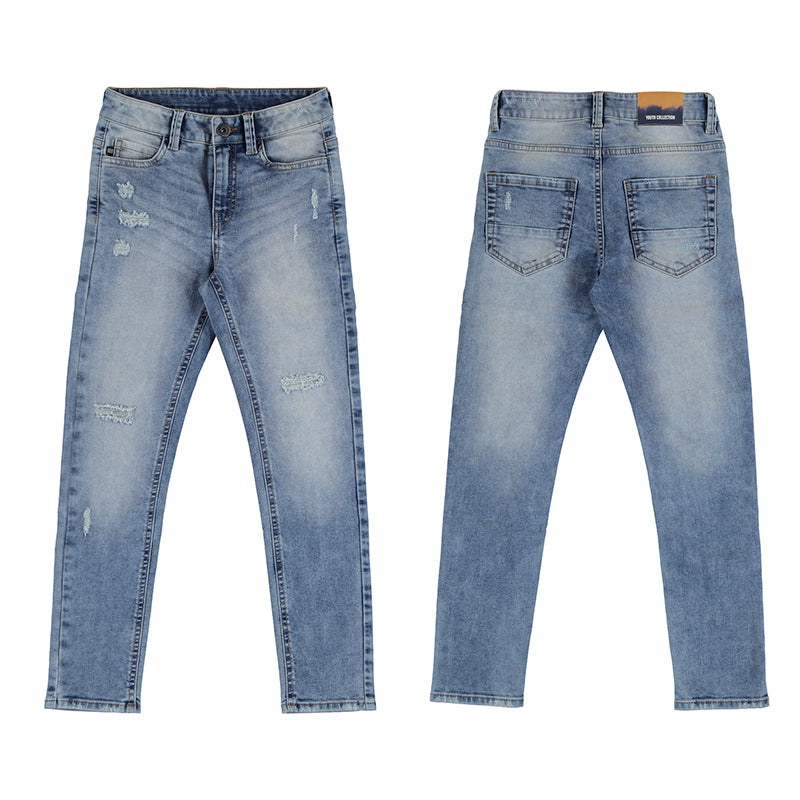 Pantalón de mezclilla azul medio para niño con detalles desgastados y rotos, vista frontal y posterior.