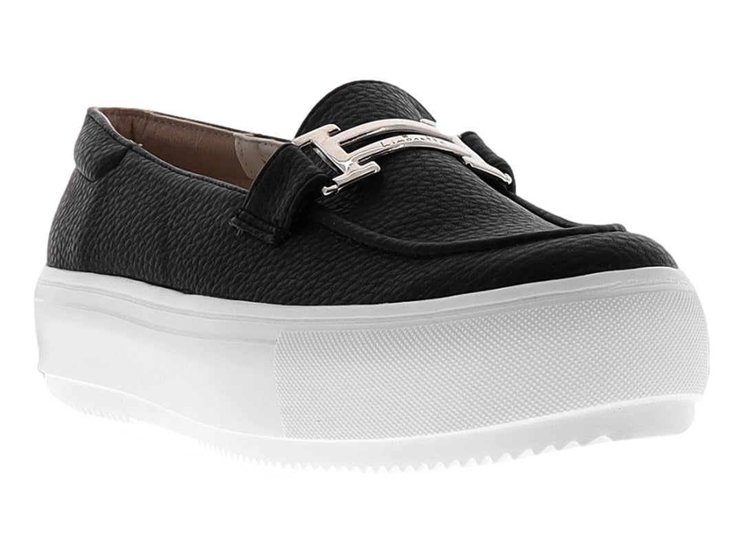 Zapato mocasín negro con suela de plataforma blanca y detalle de hebilla plateada.