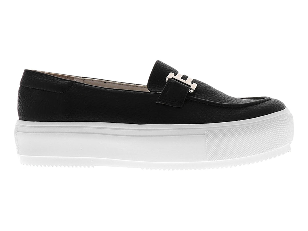 Zapato mocasín negro con suela de plataforma blanca y detalle de hebilla plateada.