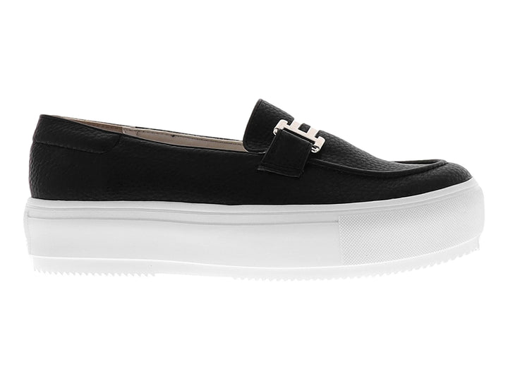 Zapato mocasín negro con suela de plataforma blanca y detalle de hebilla plateada.