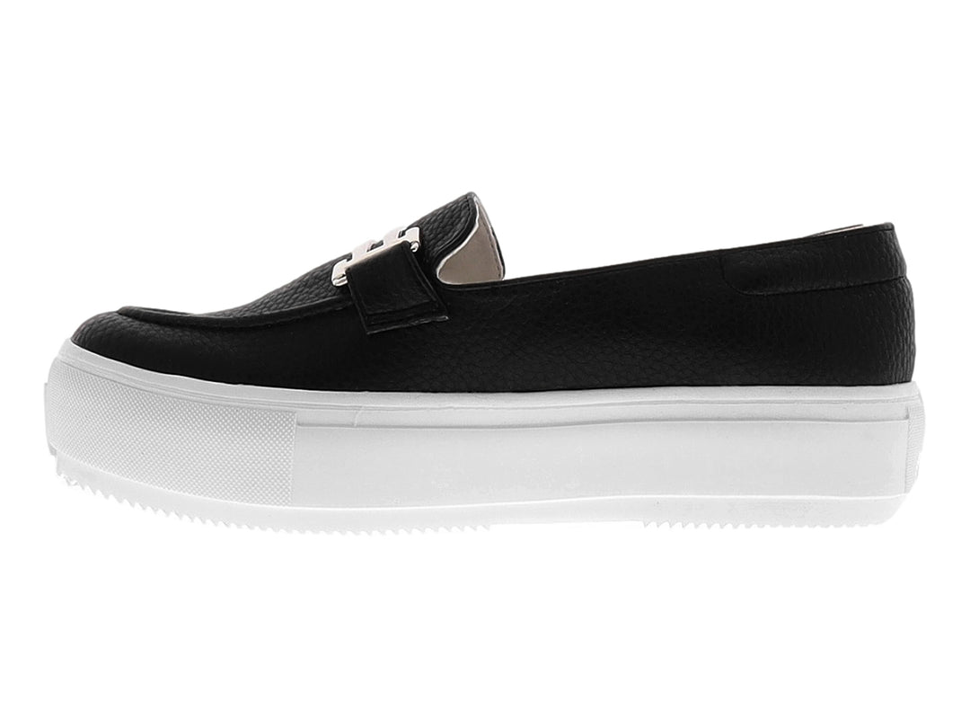 Zapato mocasín negro con suela de plataforma blanca y detalle de hebilla plateada.