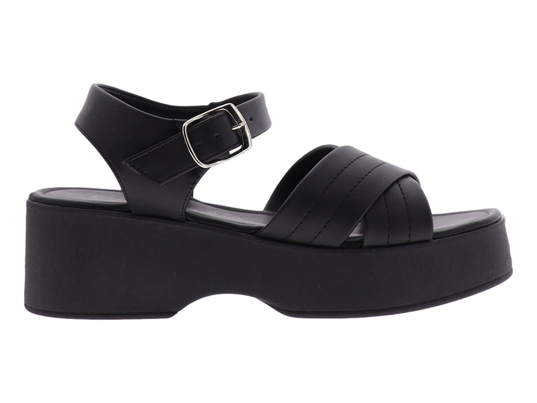 Sandalia negra de plataforma con tiras cruzadas y correa con hebilla en el tobillo.