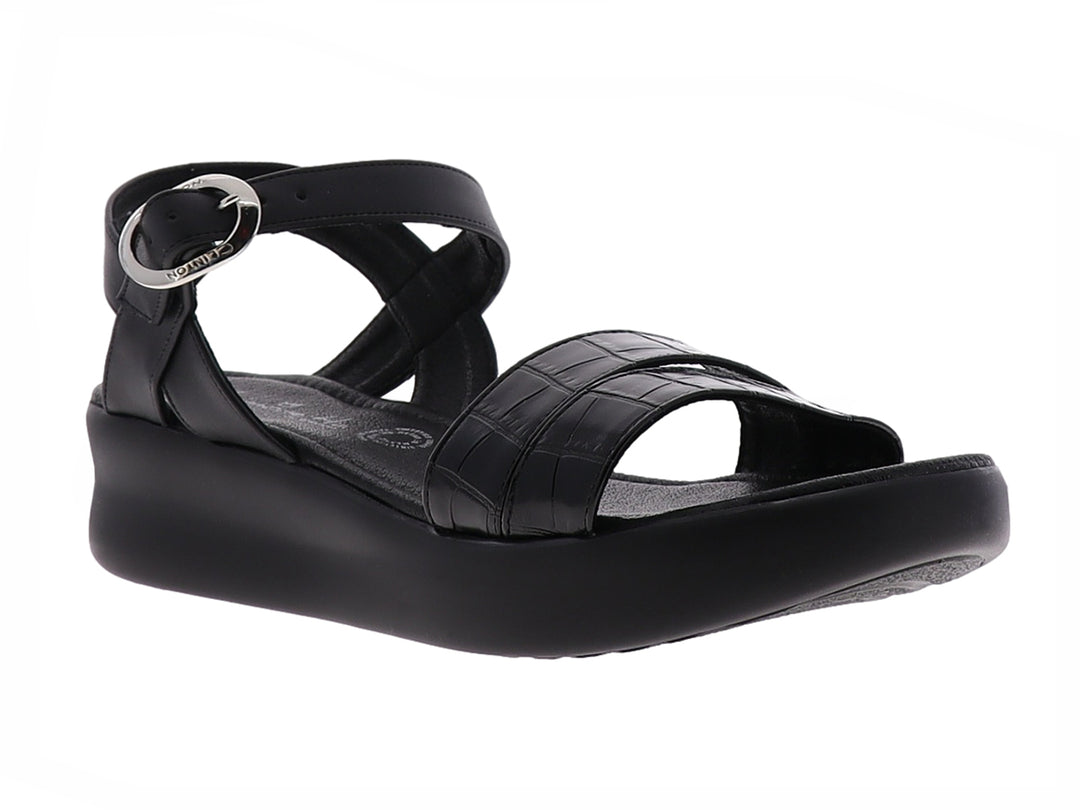 Sandalia negra de plataforma con correas texturizadas y hebilla plateada.