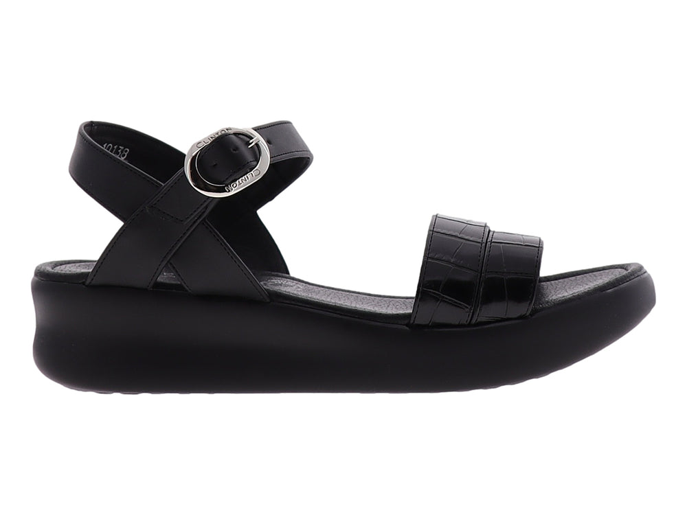 Sandalia negra de plataforma con correas texturizadas y hebilla plateada.
