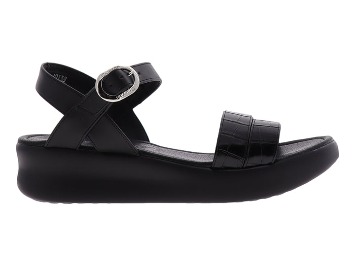 Sandalia negra de plataforma con correas texturizadas y hebilla plateada.