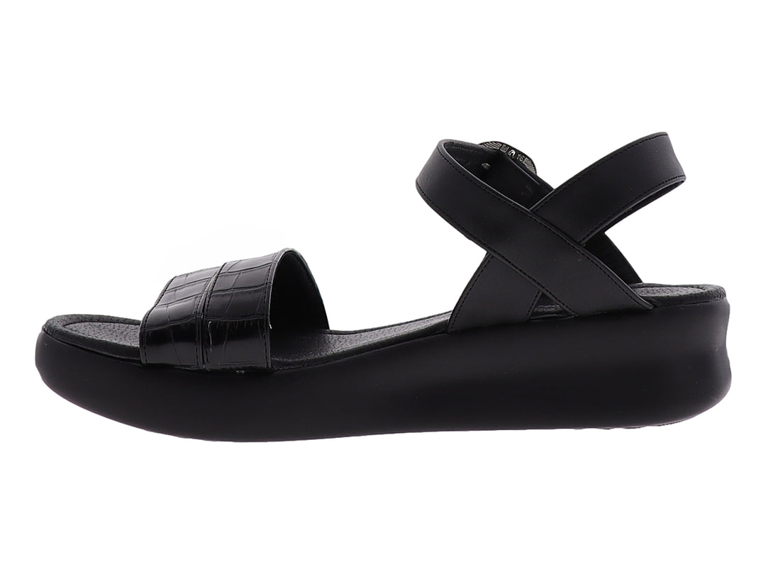 Sandalia negra de plataforma con correas texturizadas y hebilla plateada.