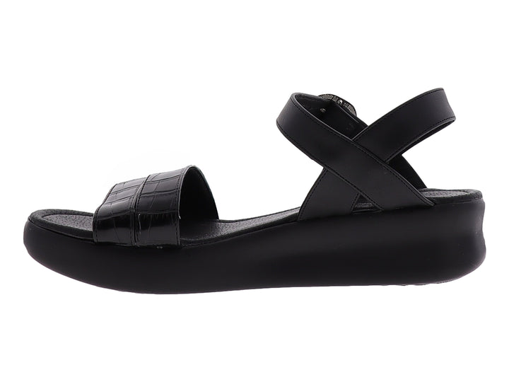 Sandalia negra de plataforma con correas texturizadas y hebilla plateada.