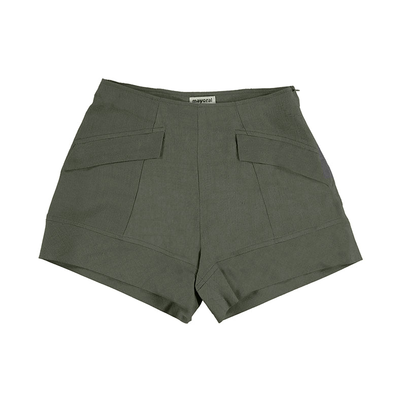 Pantalón corto de lino color verde alga para niña con bolsillos frontales.