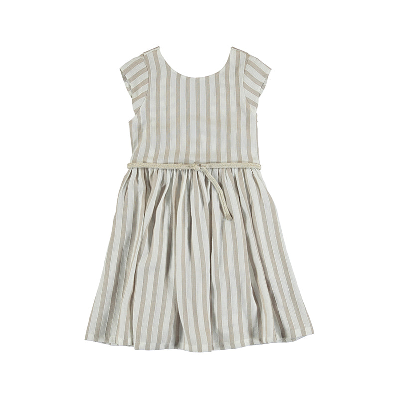 Vestido infantil a rayas verticales en color tostado y blanco con cinturón de cuerda.