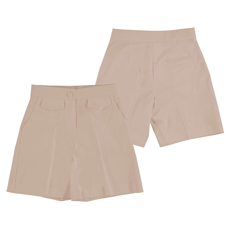 Dos vistas de shorts infantiles color almendra de la marca Mayoral.
