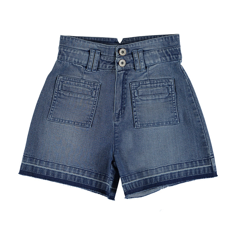 Bermuda de mezclilla color azul medio para niños con bolsillos frontales y cierre de botones.