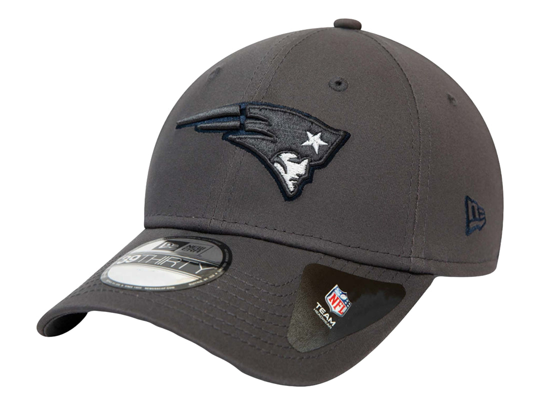Gorra New Era de color gris oscuro con el logo bordado de los New England Patriots en el frente.