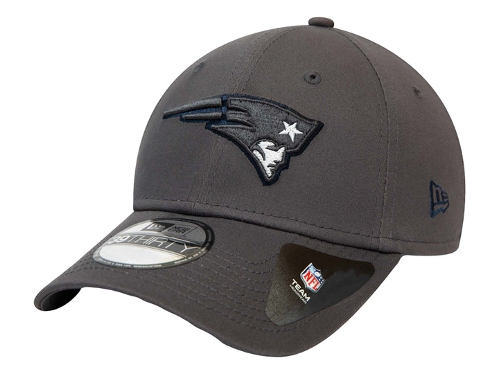 Gorra New Era de color gris oscuro con el logo bordado de los New England Patriots en el frente.