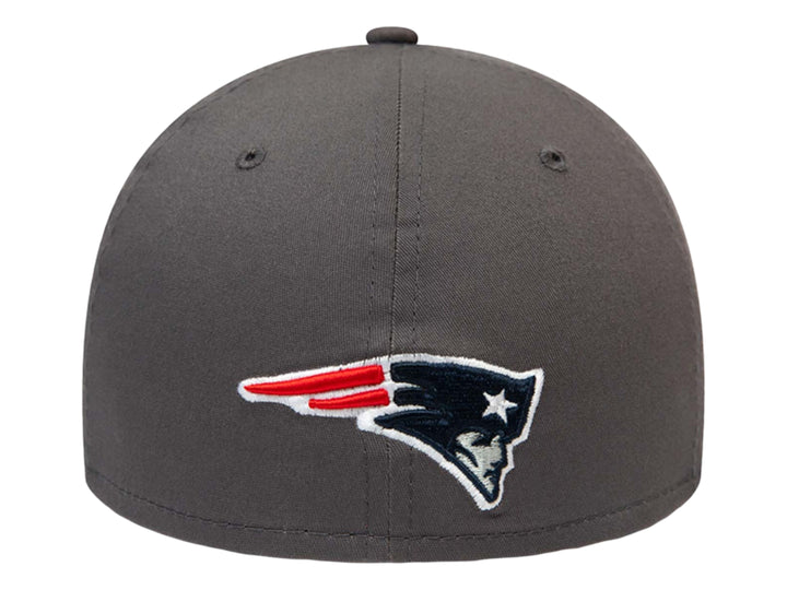 Gorra New Era de color gris oscuro con el logo bordado de los New England Patriots en el frente.