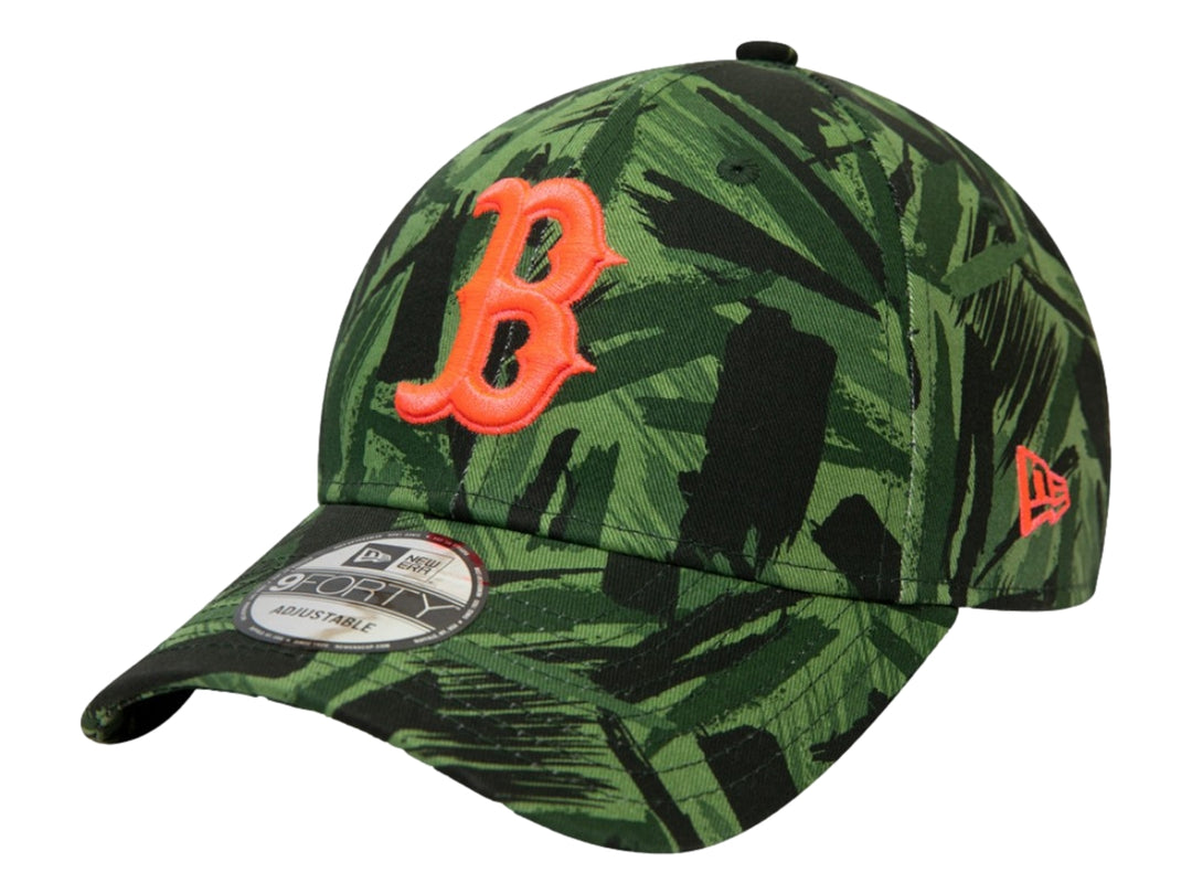 Gorra New Era con patrón de camuflaje verde y negro y logo bordado en color naranja.