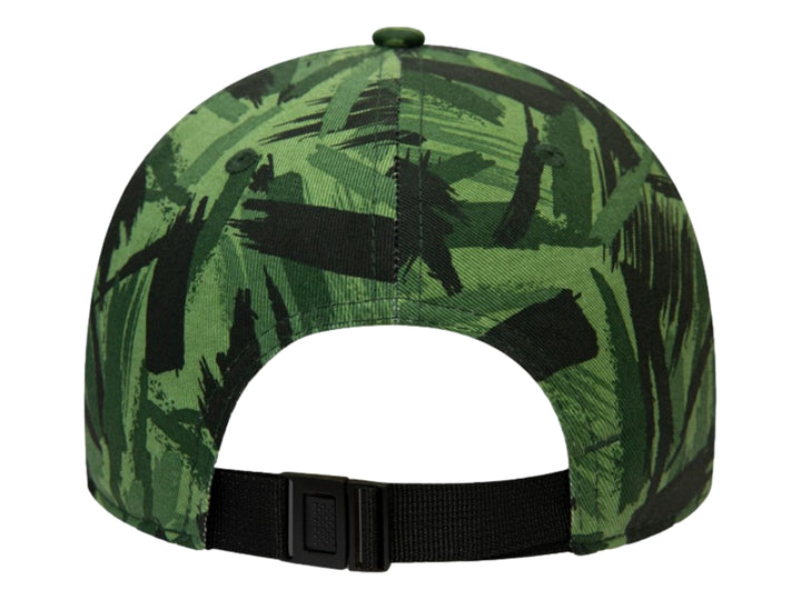 Gorra New Era con patrón de camuflaje verde y negro y logo bordado en color naranja.
