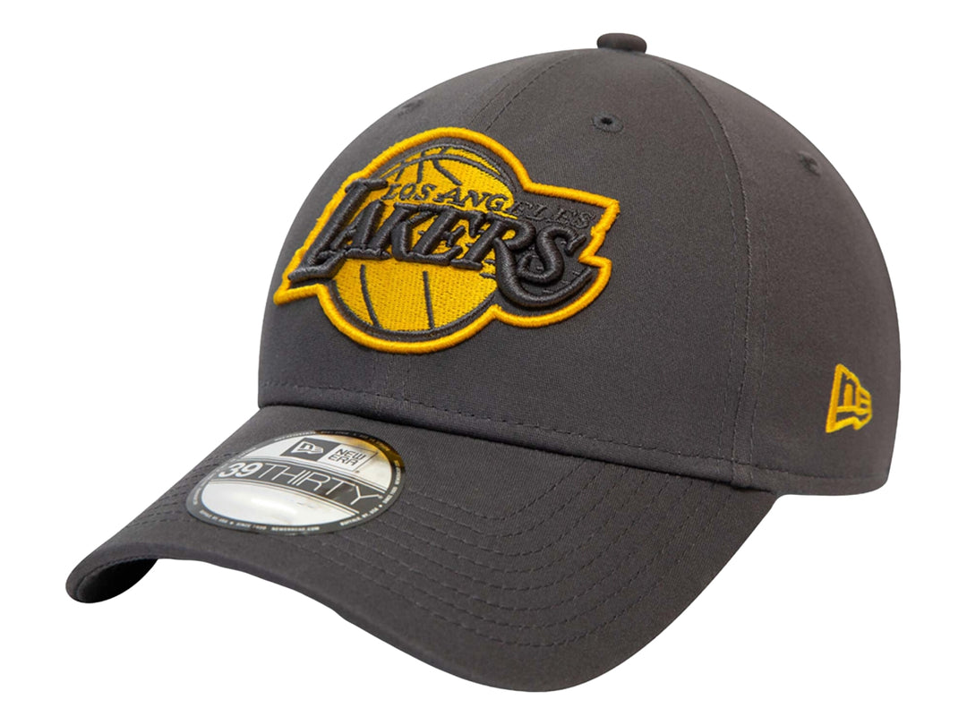 Gorra New Era de color gris oscuro con el logotipo bordado de los Los Angeles Lakers en amarillo y púrpura.