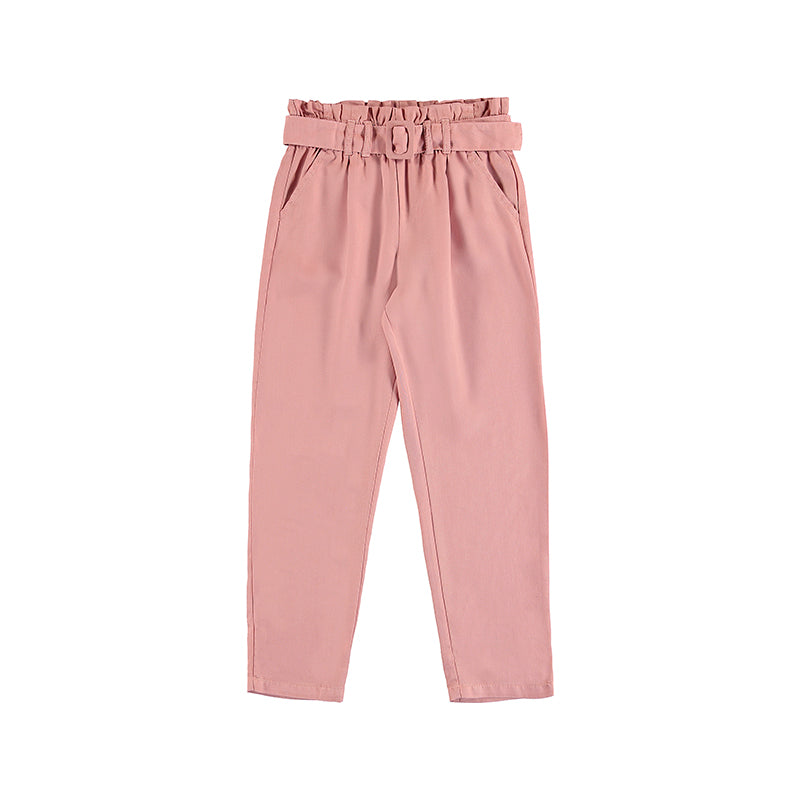 Pantalón largo color rosa rubor para niña con cinturón coordinado en la cintura.