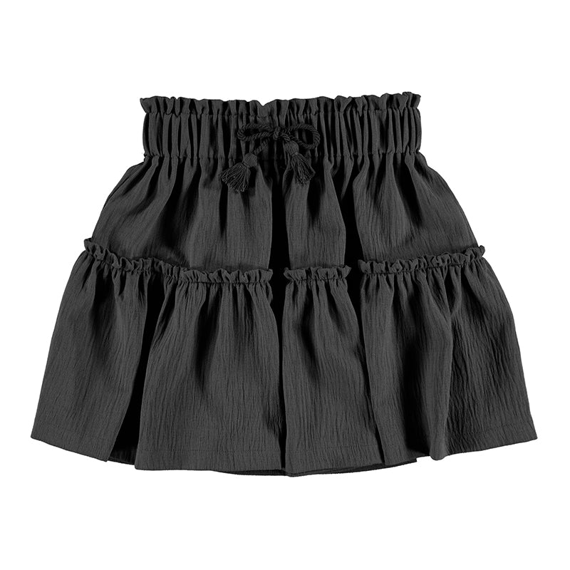 Falda corta de color negro en tela crepé con cintura elástica y un detalle de volante inferior.