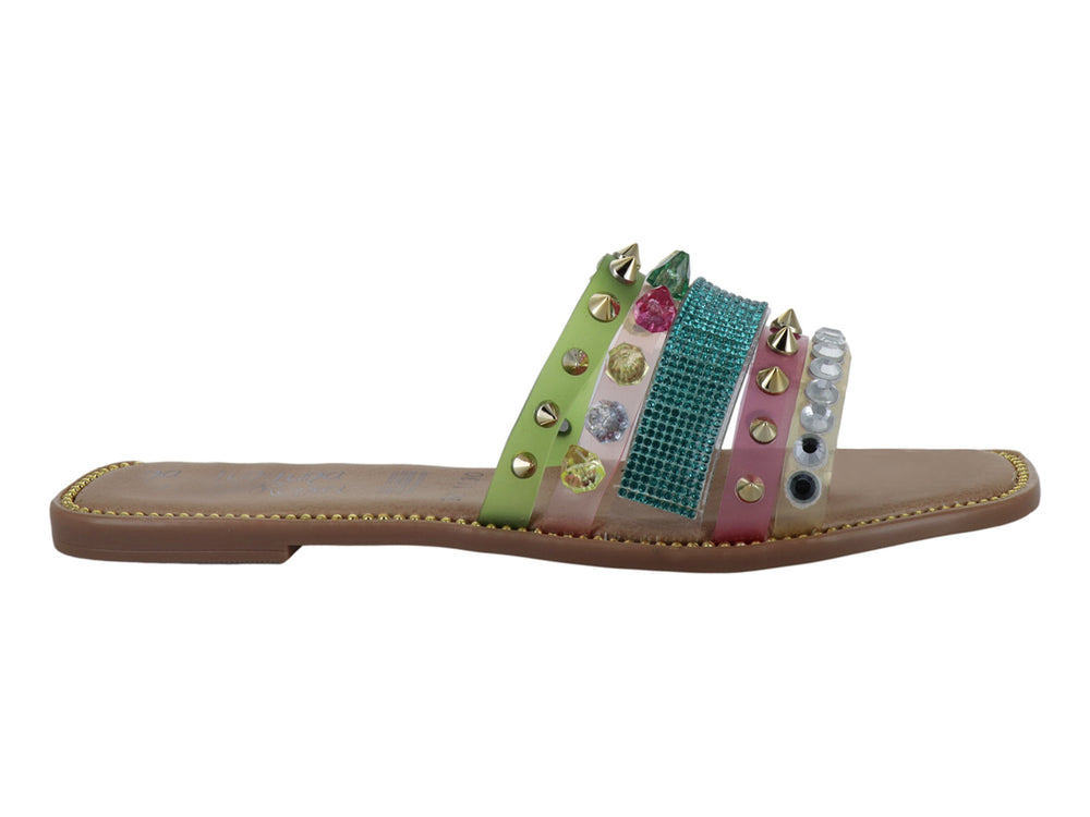 Sandalia plana multicolor con tiras decoradas con tachuelas doradas y gemas brillantes sobre suela café.