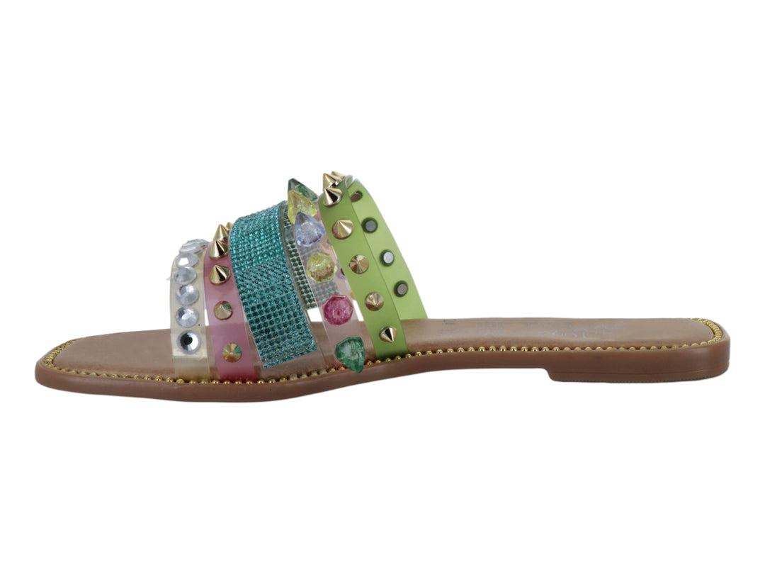 Sandalia plana multicolor con tiras decoradas con tachuelas doradas y gemas brillantes sobre suela café.