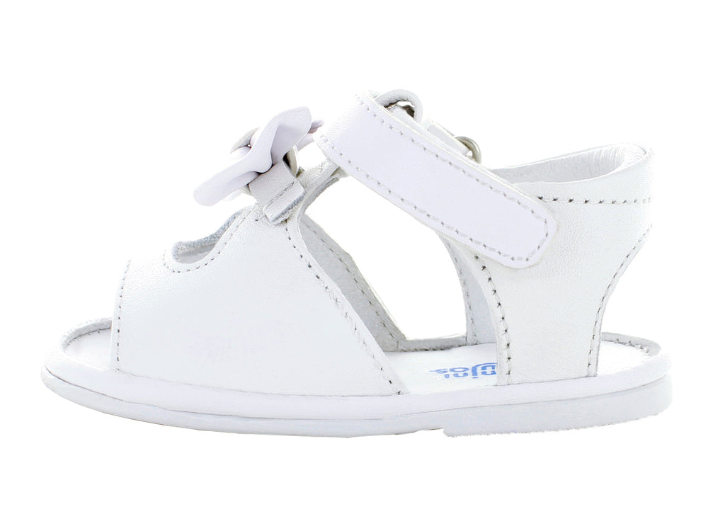 Par de sandalias blancas para bebé con moño decorativo y correa ajustable.