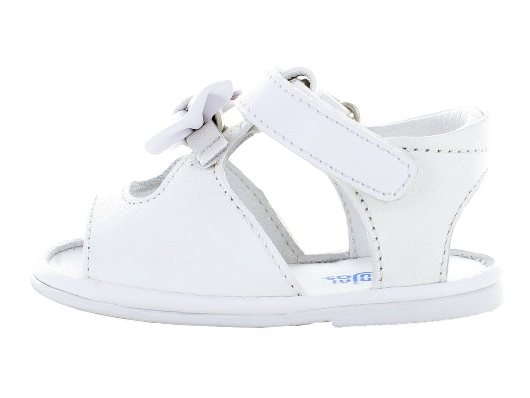 Par de sandalias blancas para bebé con moño decorativo y correa ajustable.
