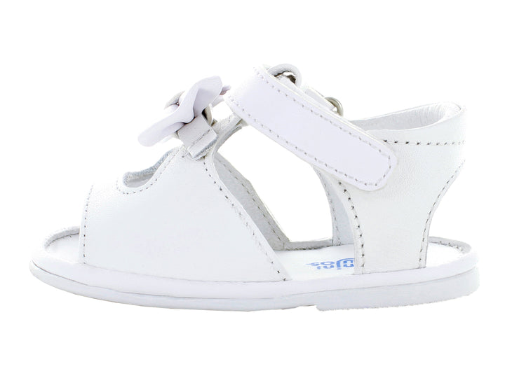 Par de sandalias blancas para bebé con moño decorativo y correa ajustable.