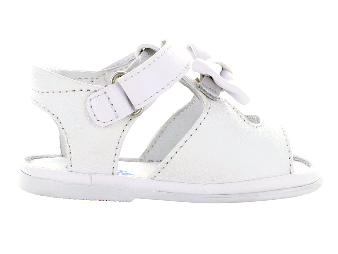 Par de sandalias blancas para bebé con moño decorativo y correa ajustable.