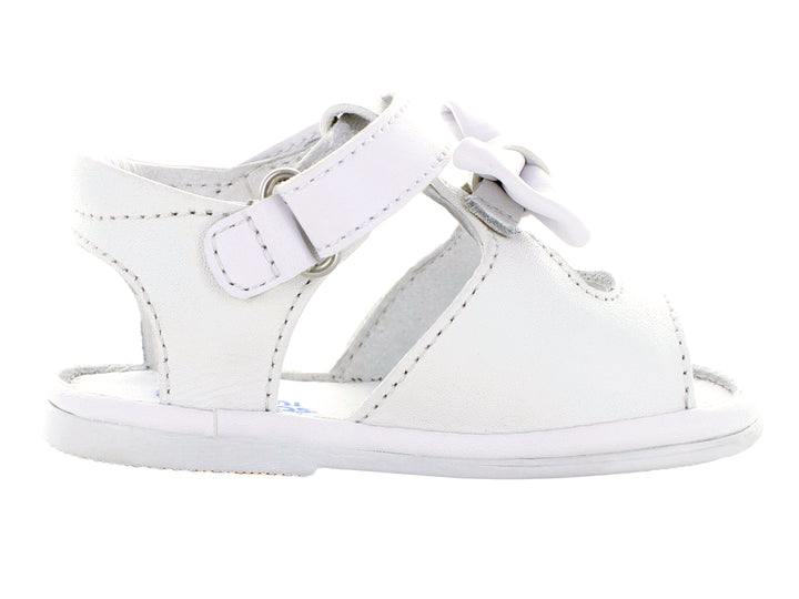 Par de sandalias blancas para bebé con moño decorativo y correa ajustable.
