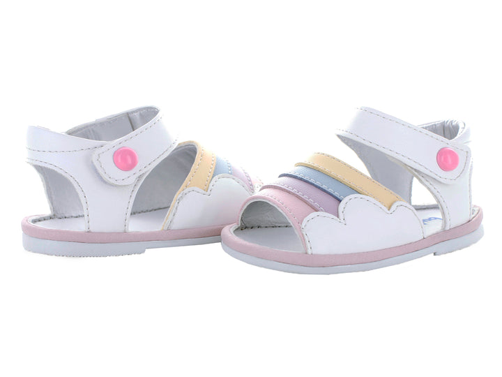 Sandalias blancas para bebé con tiras en colores pastel y suela rosa.