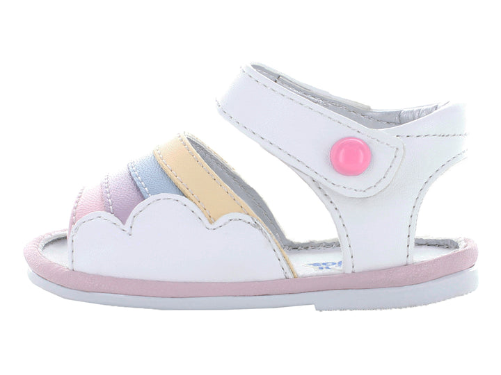Sandalias blancas para bebé con tiras en colores pastel y suela rosa.