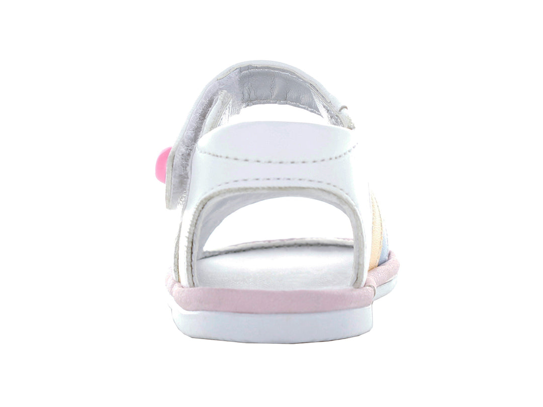 Sandalias blancas para bebé con tiras en colores pastel y suela rosa.