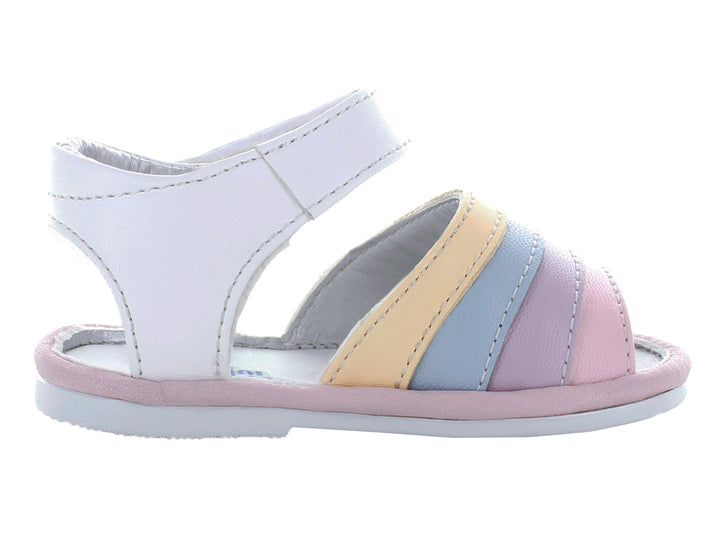 Sandalias blancas para bebé con tiras en colores pastel y suela rosa.