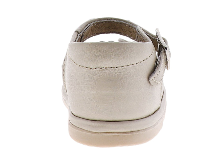 Zapato para bebé color hueso con moño frontal y correa con hebilla metálica.