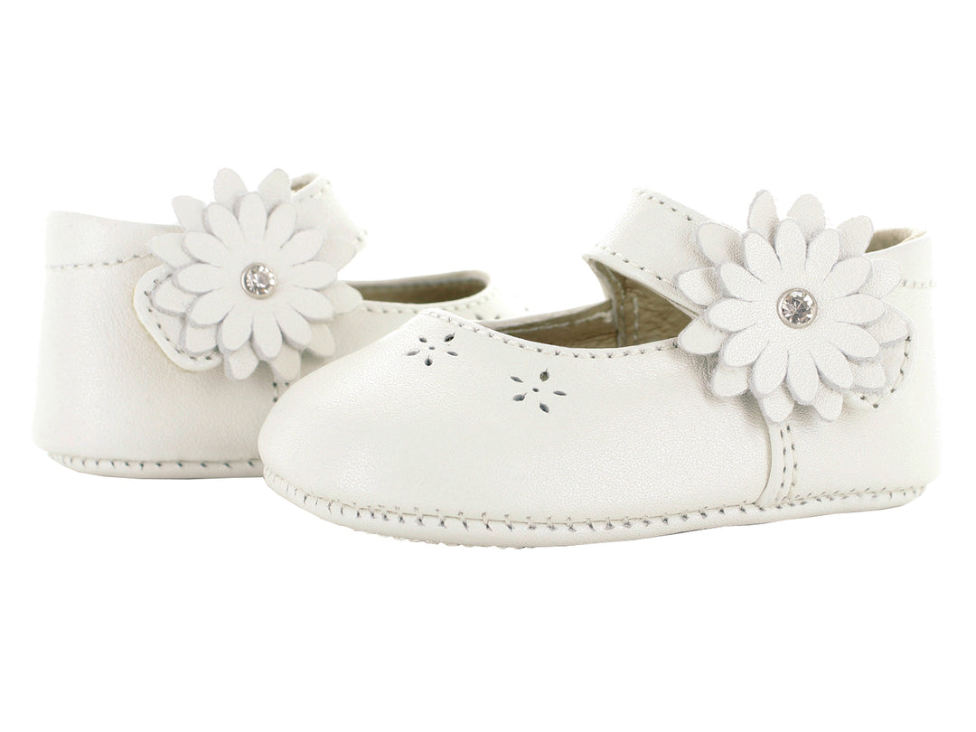 Zapatos blancos para bebé con aplicaciones de flores y detalles perforados.