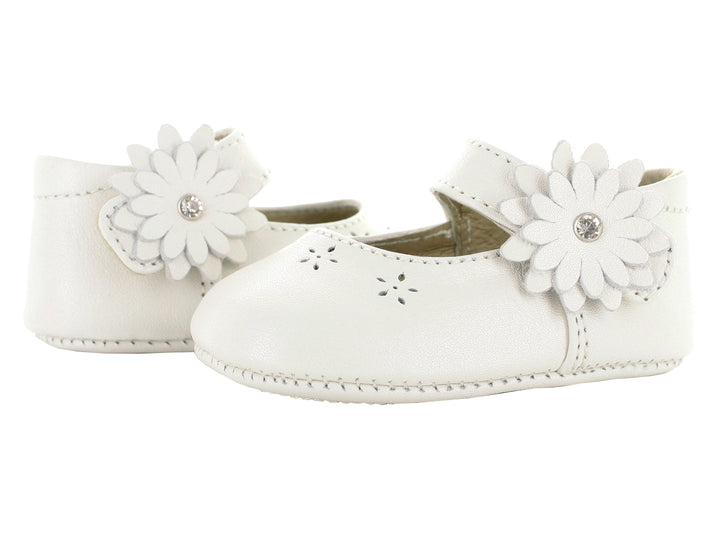 Zapatos blancos para bebé con aplicaciones de flores y detalles perforados.