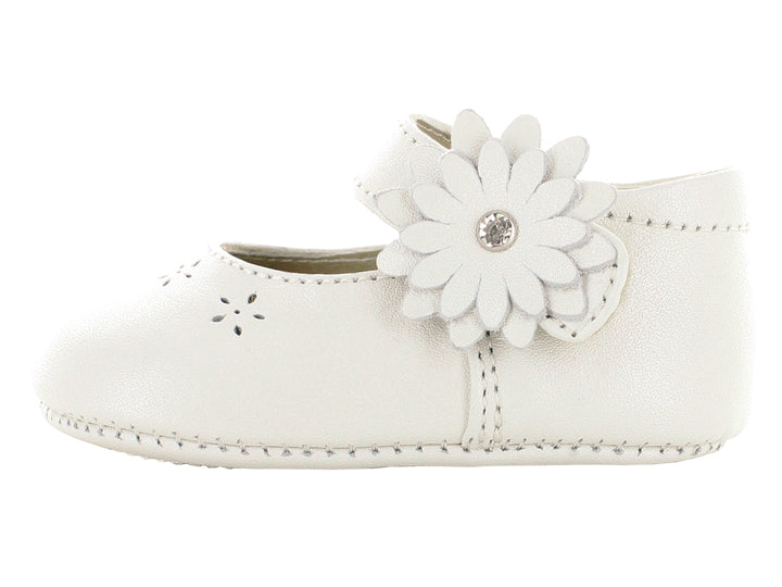 Zapatos blancos para bebé con aplicaciones de flores y detalles perforados.