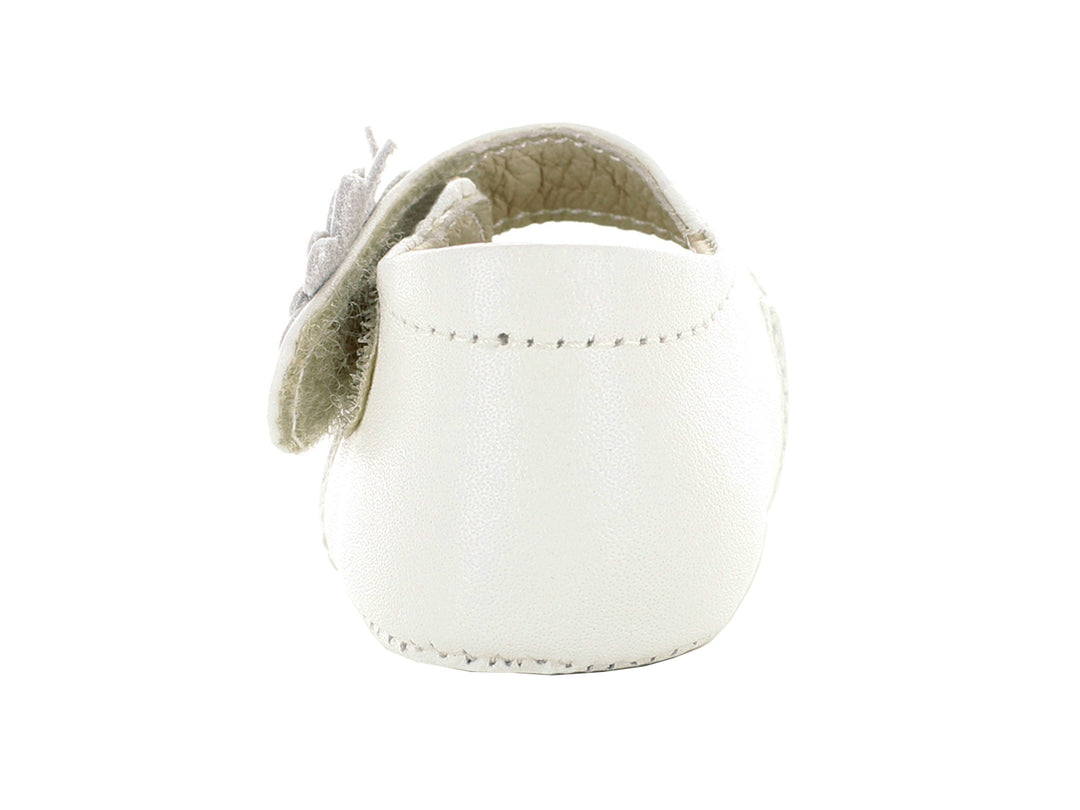 Zapatos blancos para bebé con aplicaciones de flores y detalles perforados.