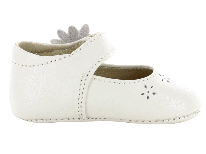 Zapatos blancos para bebé con aplicaciones de flores y detalles perforados.