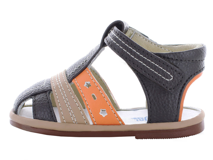 Par de sandalias infantiles color chocolate con detalles en naranja y beige, cierre de velcro y suela café.