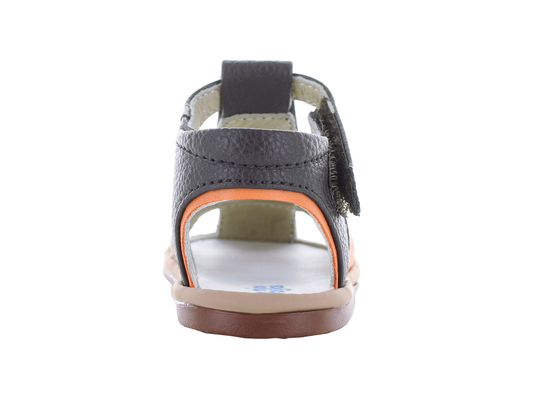 Par de sandalias infantiles color chocolate con detalles en naranja y beige, cierre de velcro y suela café.