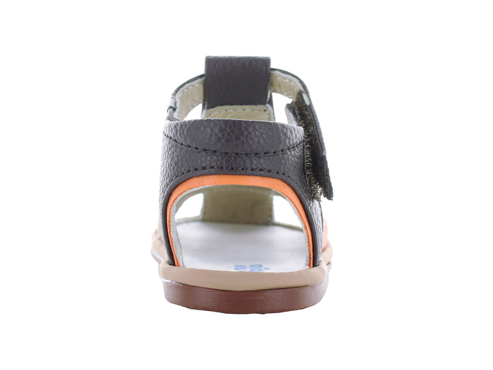 Par de sandalias infantiles color chocolate con detalles en naranja y beige, cierre de velcro y suela café.