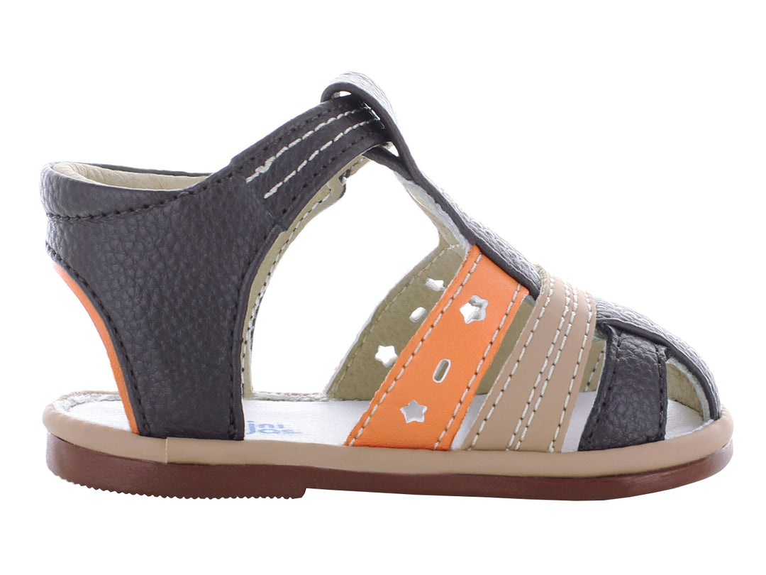Par de sandalias infantiles color chocolate con detalles en naranja y beige, cierre de velcro y suela café.
