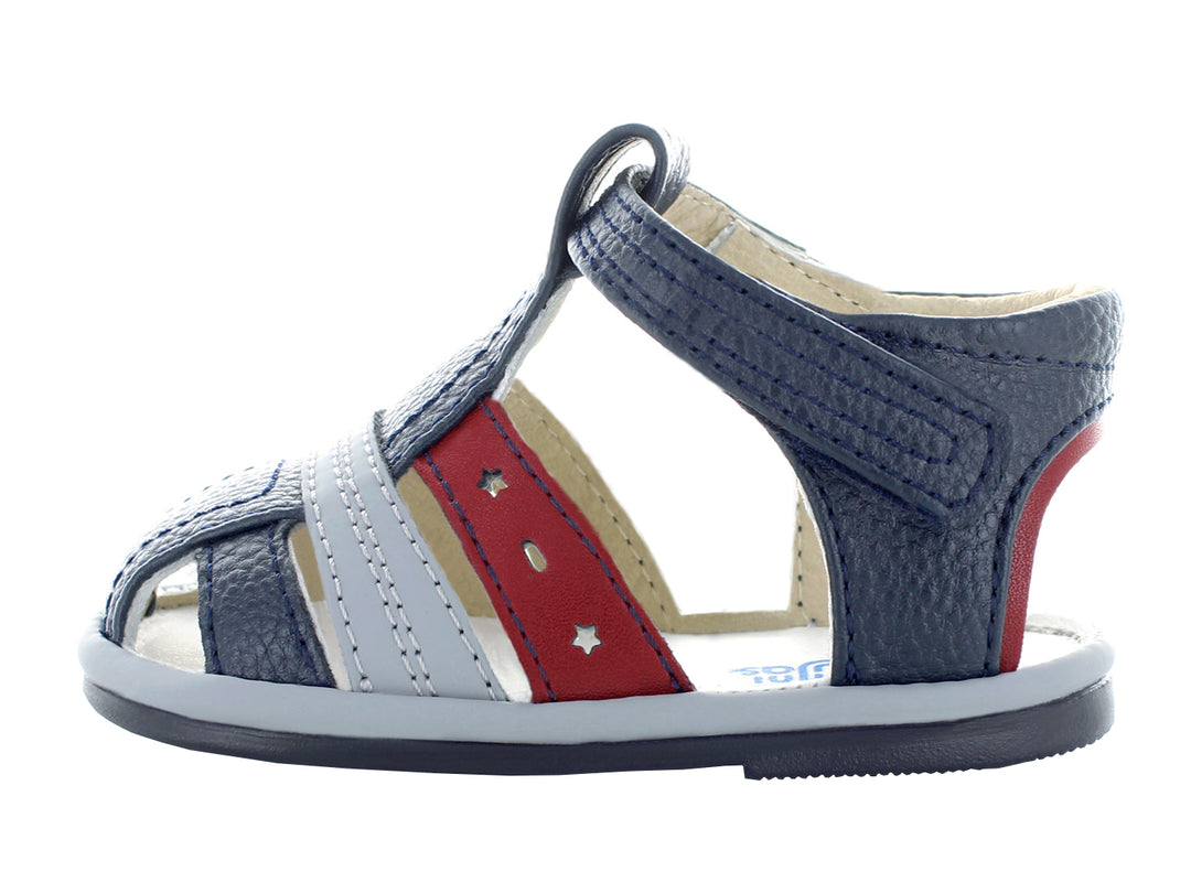Sandalias infantiles color azul marino con tiras en gris y rojo.