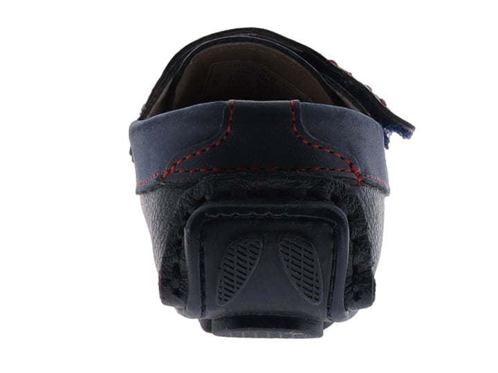Zapato tipo mocasín color azul marino para niño con costuras decorativas en rojo y cierre de correa con velcro.
