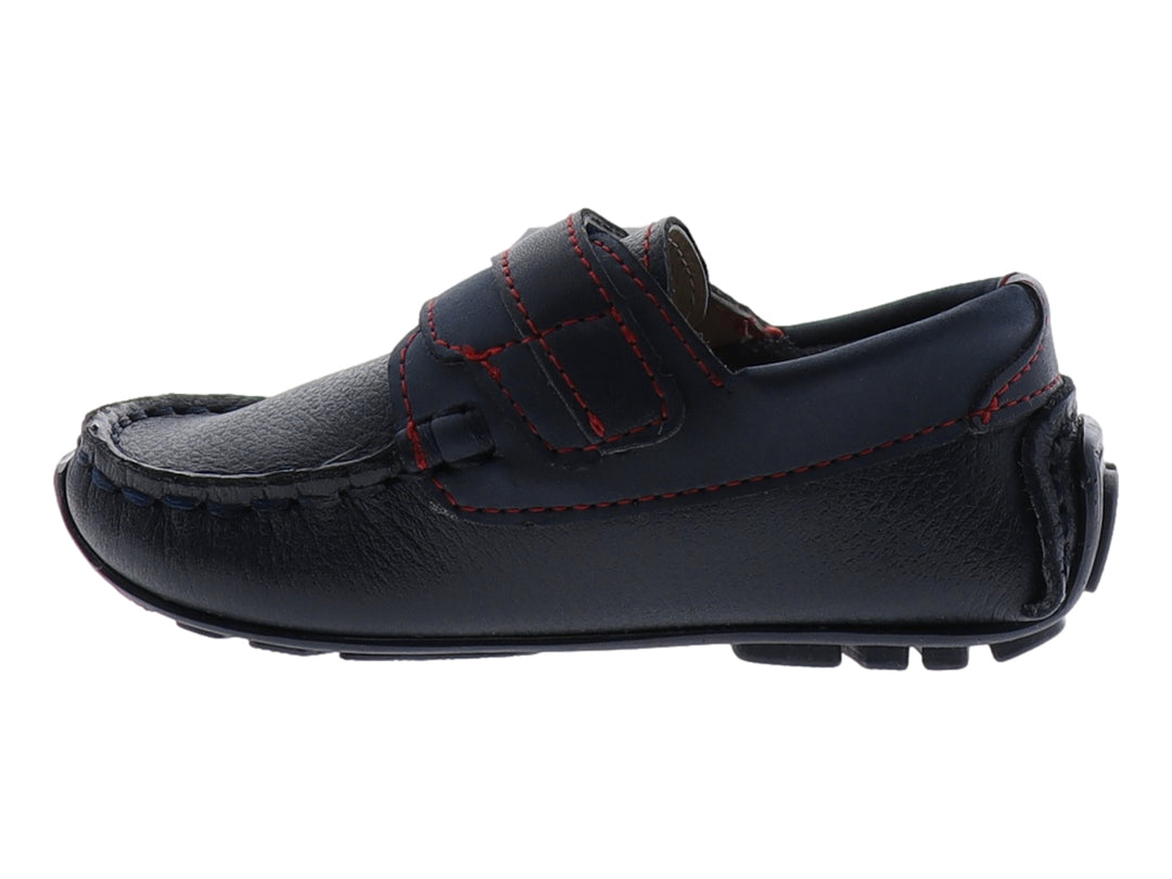 Zapato tipo mocasín color azul marino para niño con costuras decorativas en rojo y cierre de correa con velcro.
